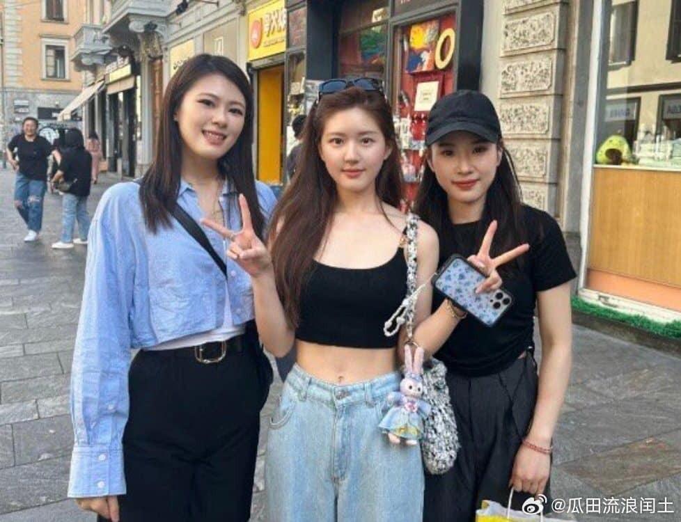 Triệu Lộ Tư tự tin chụp ảnh mặt mộc cùng fan trên đường phố Milan-2