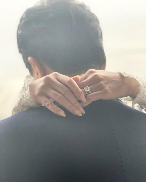 Nữ ca sĩ sốc vì đọc báo mới biết chồng đệ đơn ly hôn sau 7 tháng cưới-4