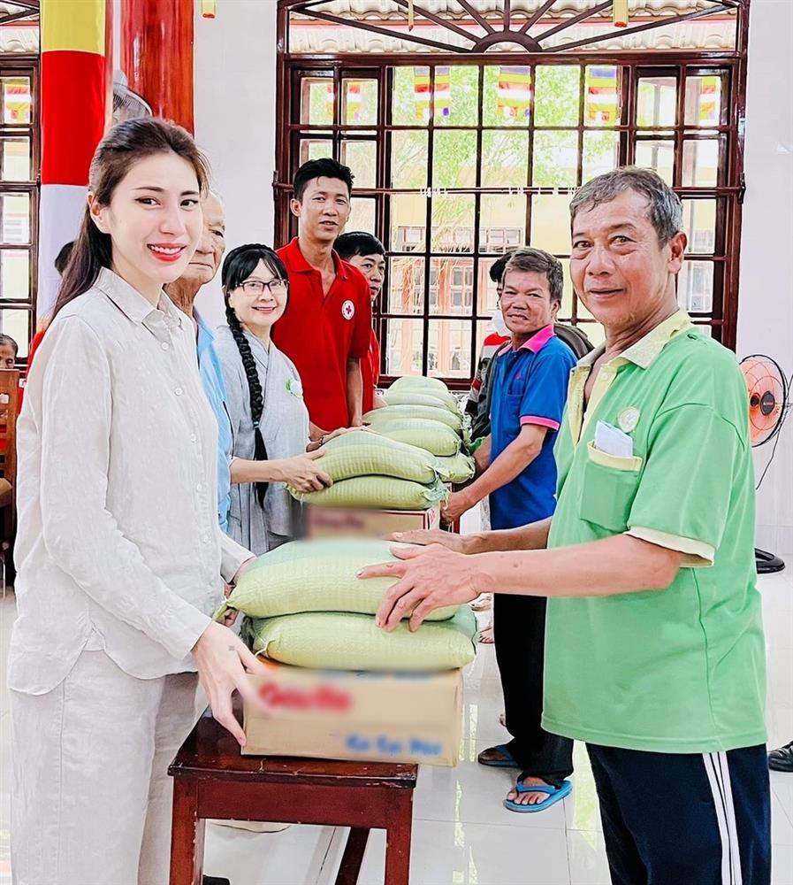 Ca sĩ Thủy Tiên tuổi 37: Bán hàng online, ở biệt thự xa hoa-11