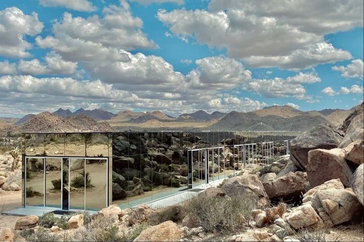 Cận cảnh nhà vô hình ẩn mình giữa sa mạc, 1 đêm thuê giá hơn trăm triệu-1