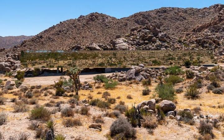 Cận cảnh nhà vô hình ẩn mình giữa sa mạc, 1 đêm thuê giá hơn trăm triệu-2