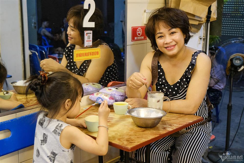 Món chè Hà Nội giá bằng hai bát phở vẫn nườm nượp khách-4