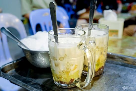 Món chè Hà Nội giá bằng hai bát phở vẫn nườm nượp khách