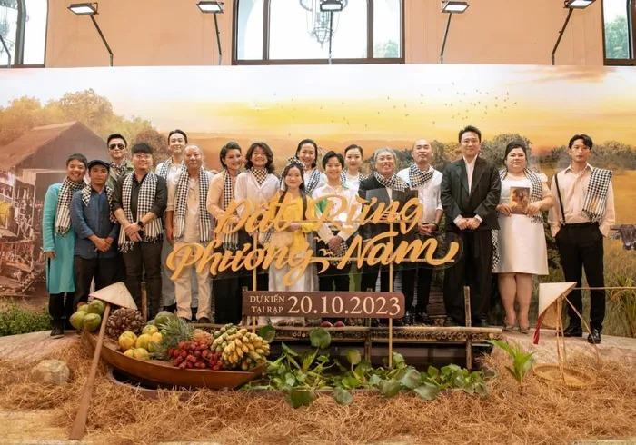 Trấn Thành tình tứ hôn má Hari Won giữa sự kiện ra mắt phim-4