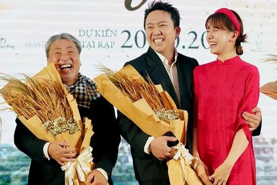 Trấn Thành tình tứ hôn má Hari Won giữa sự kiện ra mắt phim
