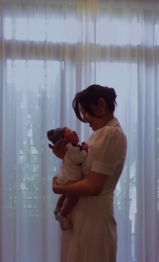 Minh Hằng lần đầu khoe cận dung mạo con trai-1