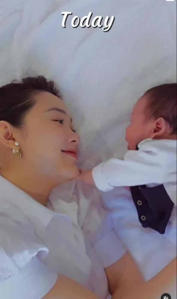 Minh Hằng lần đầu khoe cận dung mạo con trai-2