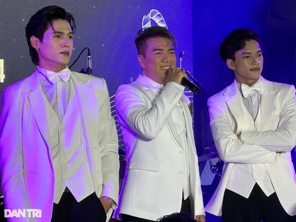 Đàm Vĩnh Hưng xuất hiện, nói gì trước giờ dự phiên tòa xử bà Phương Hằng?-1