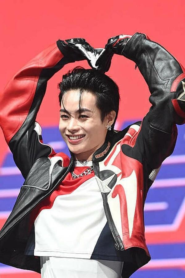 Ca sĩ 25 tuổi người Yên Bái náo loạn truyền thông Hàn Quốc-1