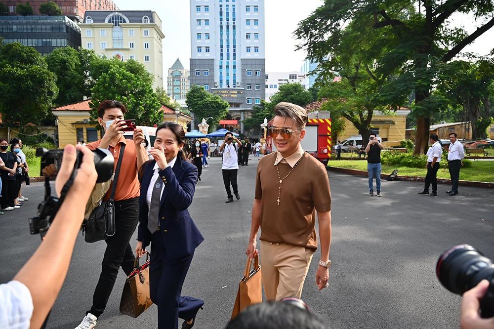 Ca sĩ Đàm Vĩnh Hưng, Vy Oanh tham dự phiên xét xử bà Nguyễn Phương Hằng-1