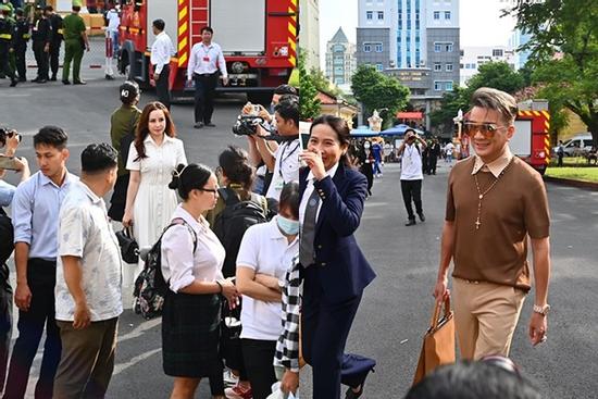 Ca sĩ Đàm Vĩnh Hưng, Vy Oanh tham dự phiên xét xử bà Nguyễn Phương Hằng