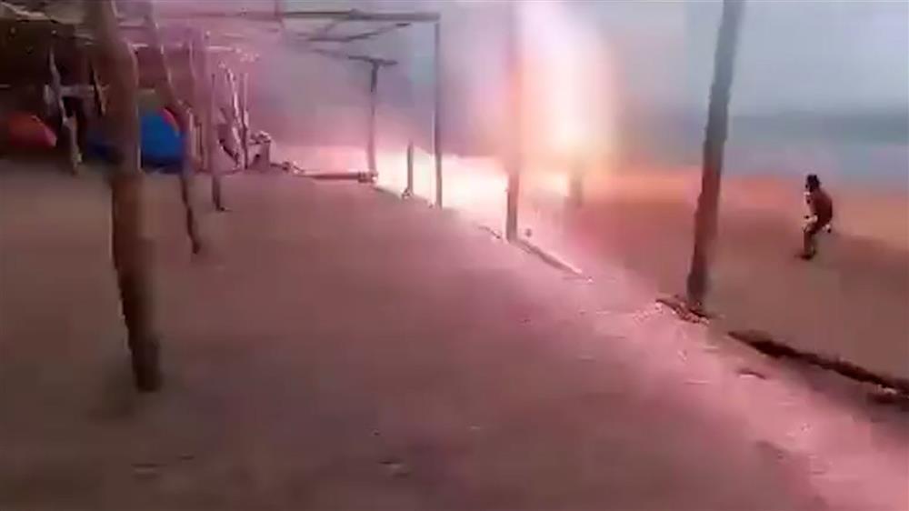 Khoảnh khắc nữ du khách bị sét đánh tử vong trên bãi biển-1