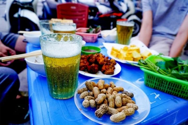 Bia hơi phải uống bằng cốc ‘cóc gặm’, nhiều người Hà Nội đang quá bảo thủ?-1