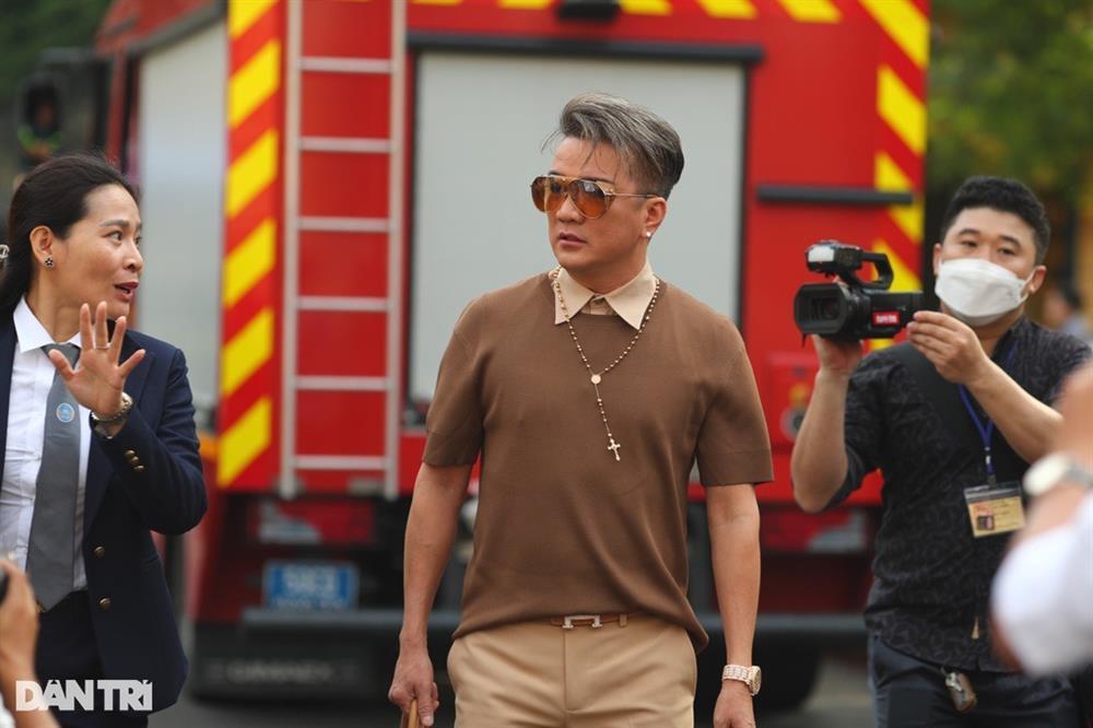 Vy Oanh mặc giản dị, Đàm Vĩnh Hưng diện đồ hiệu dự phiên xử bà Phương Hằng-1