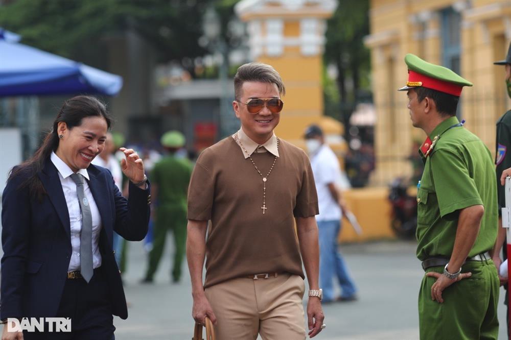 Vy Oanh mặc giản dị, Đàm Vĩnh Hưng diện đồ hiệu dự phiên xử bà Phương Hằng-2