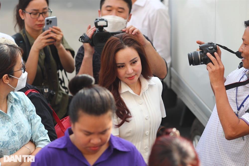 Vy Oanh mặc giản dị, Đàm Vĩnh Hưng diện đồ hiệu dự phiên xử bà Phương Hằng-3