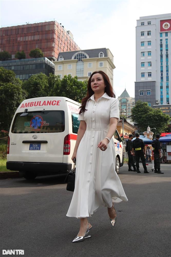 Vy Oanh mặc giản dị, Đàm Vĩnh Hưng diện đồ hiệu dự phiên xử bà Phương Hằng-4