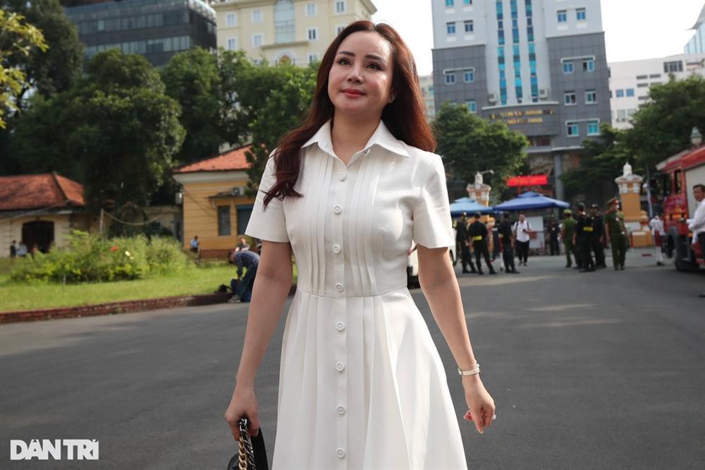 Vy Oanh mặc giản dị, Đàm Vĩnh Hưng diện đồ hiệu dự phiên xử bà Phương Hằng-5