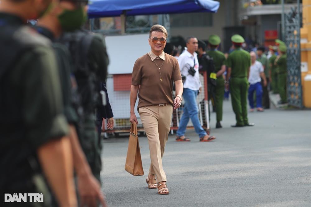 Vy Oanh mặc giản dị, Đàm Vĩnh Hưng diện đồ hiệu dự phiên xử bà Phương Hằng-6