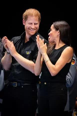 Vợ chồng Harry thể hiện tình cảm tinh tế, chuyên gia phân tích cặp đôi vẫn rất mặn nồng-3