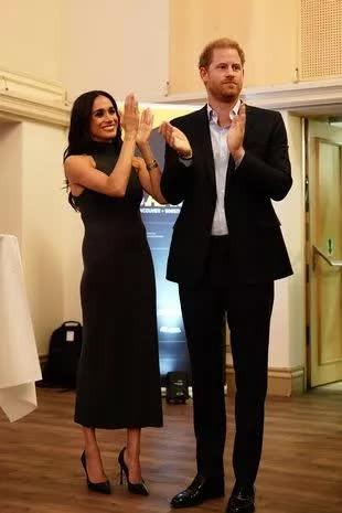 Vợ chồng Harry thể hiện tình cảm tinh tế, chuyên gia phân tích cặp đôi vẫn rất mặn nồng-4