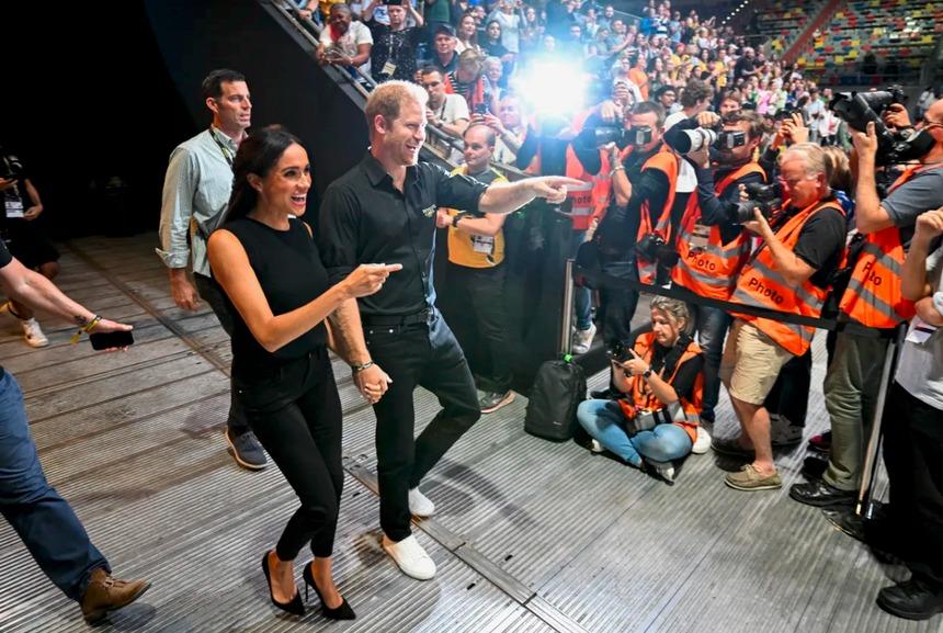 Vợ chồng Harry thể hiện tình cảm tinh tế, chuyên gia phân tích cặp đôi vẫn rất mặn nồng-5