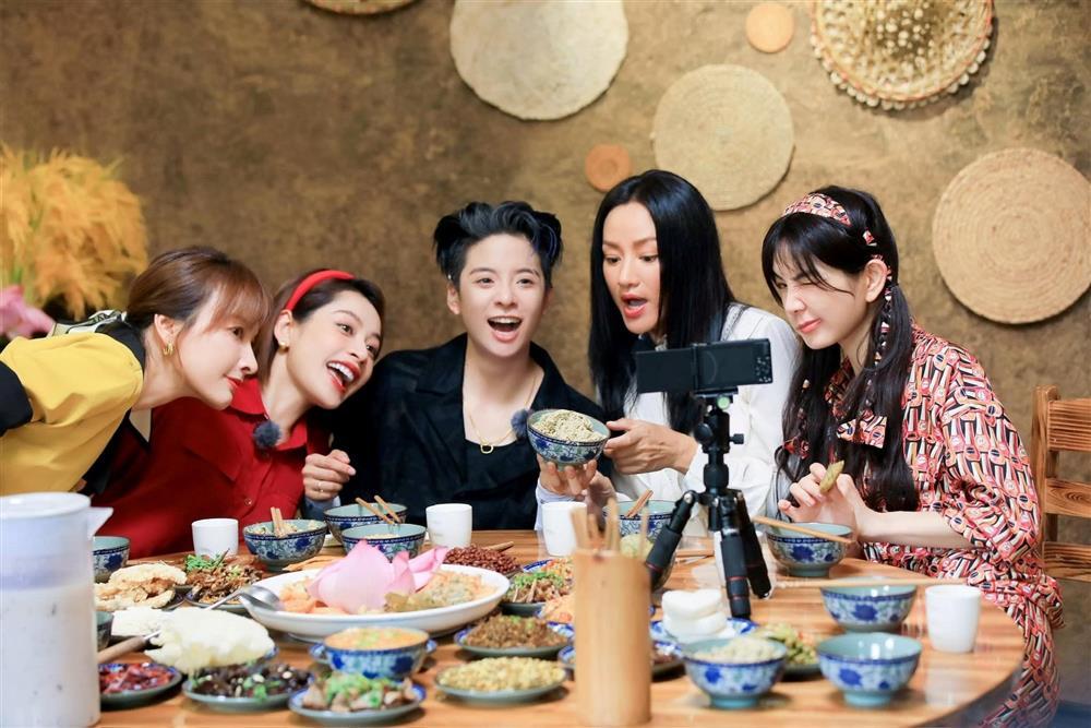 Trước khi mở quán phở ở Thượng Hải, Chi Pu đã hot khắp Trung Quốc nhờ lối mặc gợi cảm-10