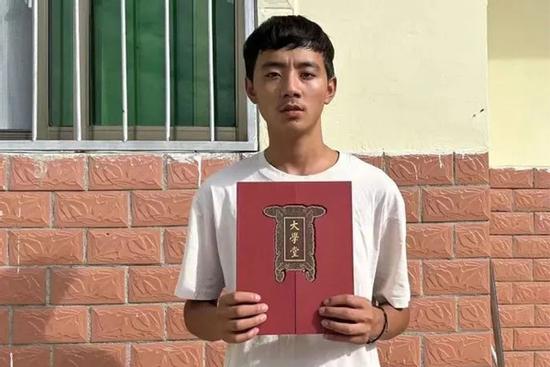 Ngày ngày chăn nuôi, làm ruộng nam sinh nghèo bật khóc khi đỗ đại học top đầu
