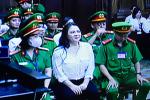 Giải tán nhóm người livestream tại phiên tòa xét xử bà Nguyễn Phương Hằng-16