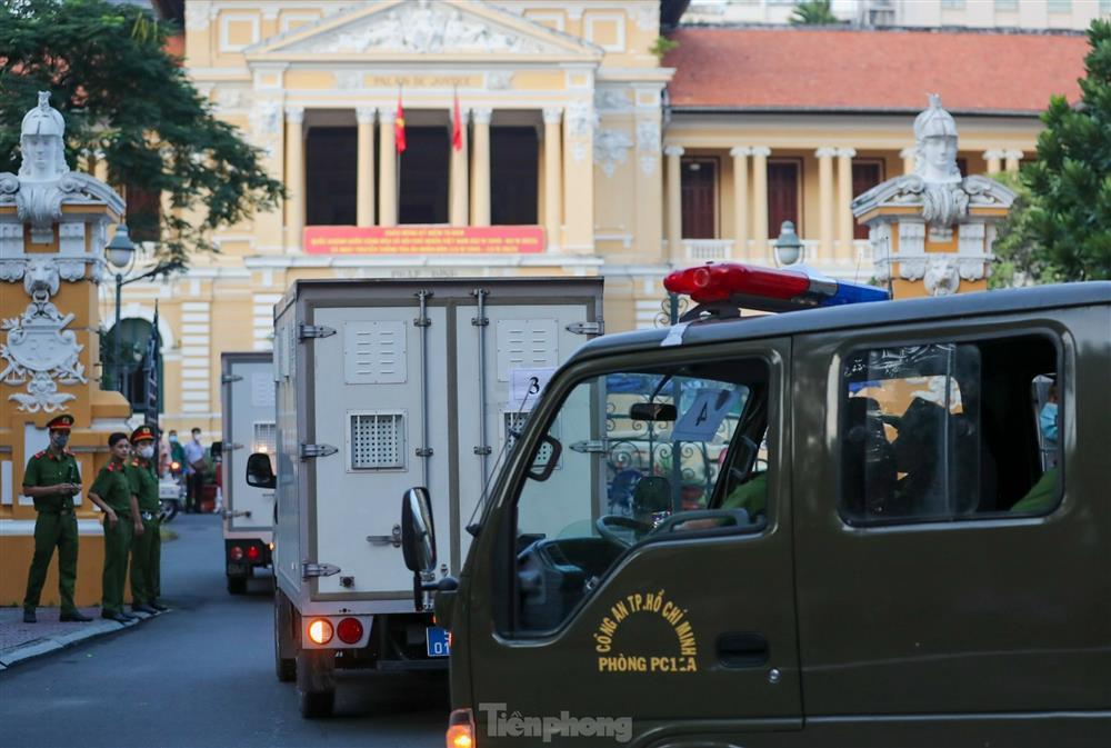 Giải tán nhóm người livestream tại phiên tòa xét xử bà Nguyễn Phương Hằng-1