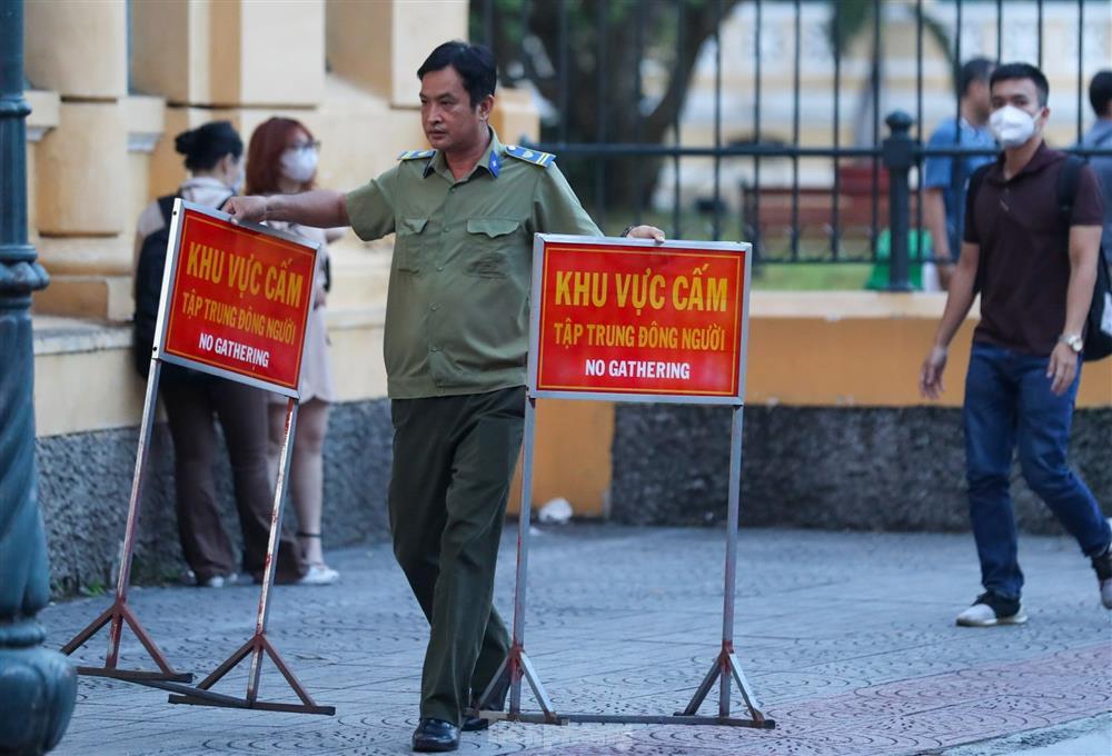 Giải tán nhóm người livestream tại phiên tòa xét xử bà Nguyễn Phương Hằng-2