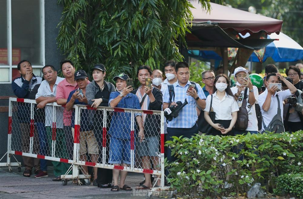 Giải tán nhóm người livestream tại phiên tòa xét xử bà Nguyễn Phương Hằng-3