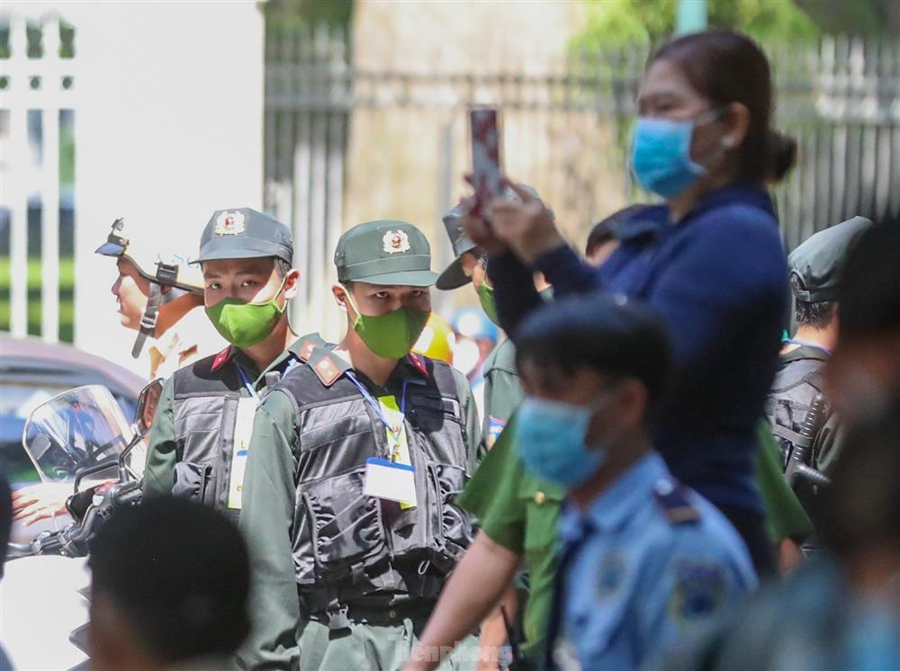 Giải tán nhóm người livestream tại phiên tòa xét xử bà Nguyễn Phương Hằng-4