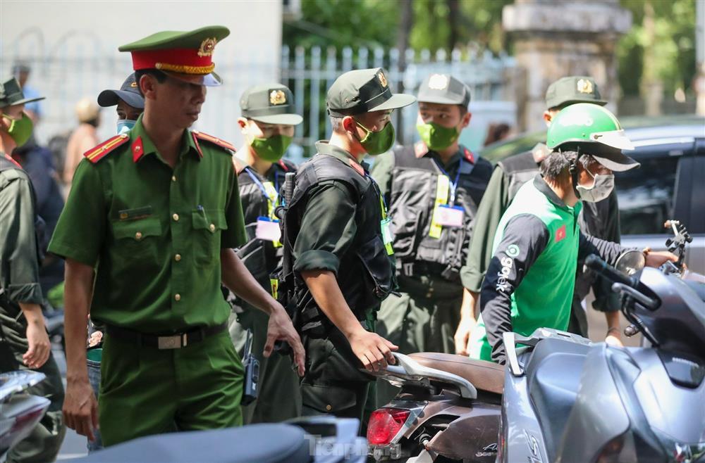 Giải tán nhóm người livestream tại phiên tòa xét xử bà Nguyễn Phương Hằng-5