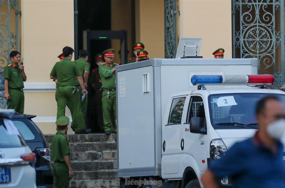 Giải tán nhóm người livestream tại phiên tòa xét xử bà Nguyễn Phương Hằng-6