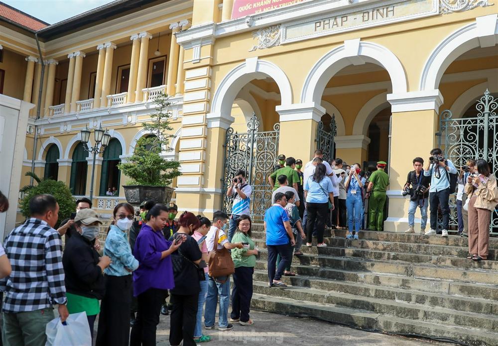 Giải tán nhóm người livestream tại phiên tòa xét xử bà Nguyễn Phương Hằng-7