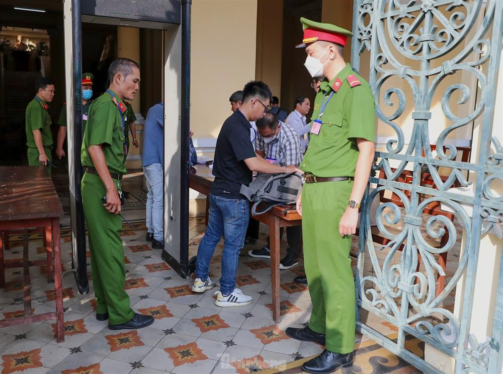 Giải tán nhóm người livestream tại phiên tòa xét xử bà Nguyễn Phương Hằng-8