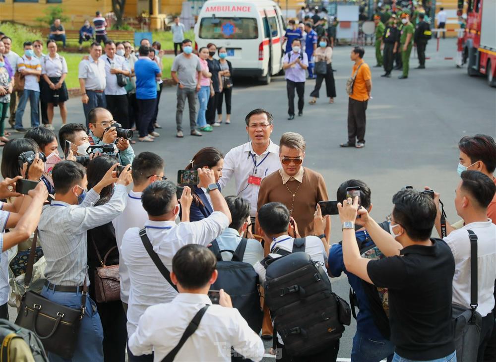 Giải tán nhóm người livestream tại phiên tòa xét xử bà Nguyễn Phương Hằng-10