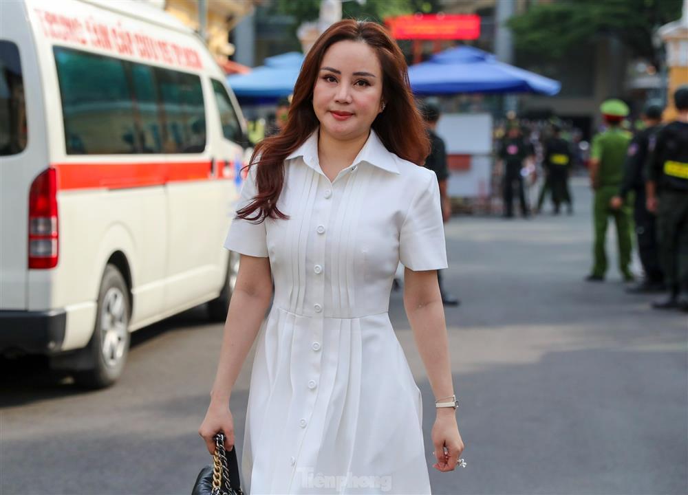 Giải tán nhóm người livestream tại phiên tòa xét xử bà Nguyễn Phương Hằng-11