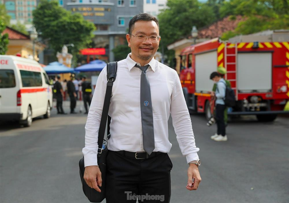 Giải tán nhóm người livestream tại phiên tòa xét xử bà Nguyễn Phương Hằng-12