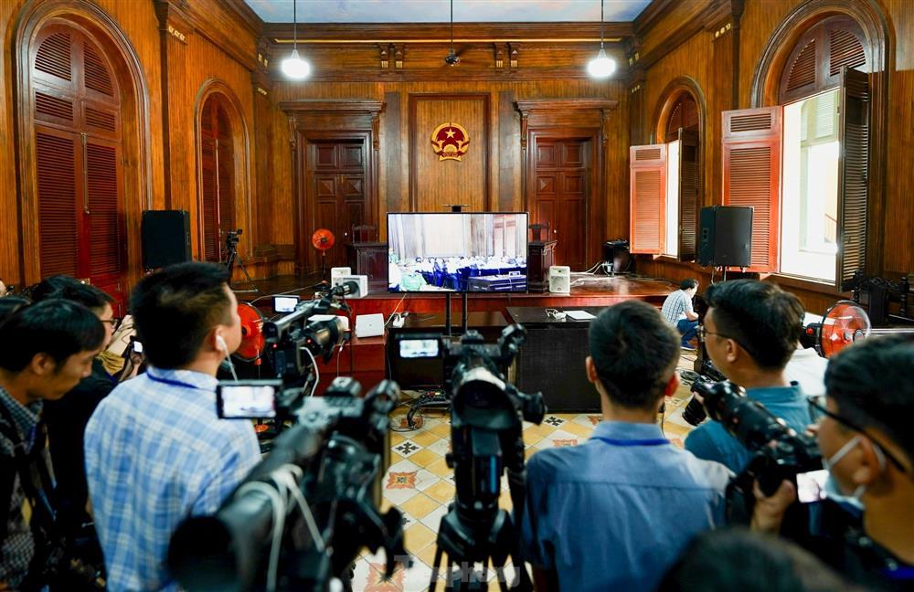 Giải tán nhóm người livestream tại phiên tòa xét xử bà Nguyễn Phương Hằng-13