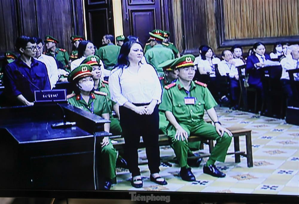 Giải tán nhóm người livestream tại phiên tòa xét xử bà Nguyễn Phương Hằng-14