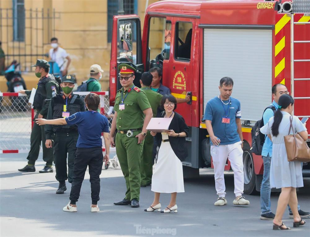 Giải tán nhóm người livestream tại phiên tòa xét xử bà Nguyễn Phương Hằng-15