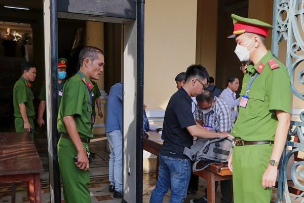 Xét xử vụ án Nguyễn Phương Hằng: Bà Đặng Thị Hàn Ni, ông Nguyễn Đức Hiển nói gì tại tòa?-3