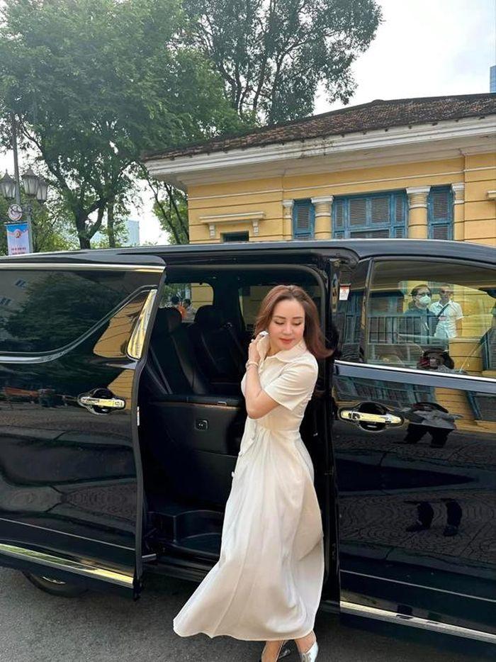 Nhan sắc Vy Oanh tại phiên tòa xét xử bà Nguyễn Phương Hằng khác xa trên Facebook ra sao?-1