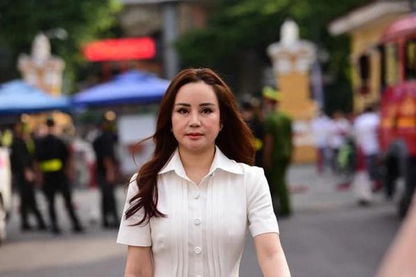 Nhan sắc Vy Oanh tại phiên tòa xét xử bà Nguyễn Phương Hằng khác xa trên Facebook ra sao?-2