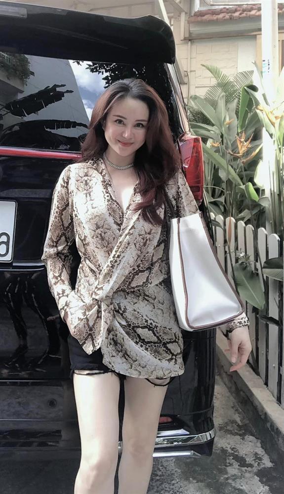 Nhan sắc Vy Oanh tại phiên tòa xét xử bà Nguyễn Phương Hằng khác xa trên Facebook ra sao?-8