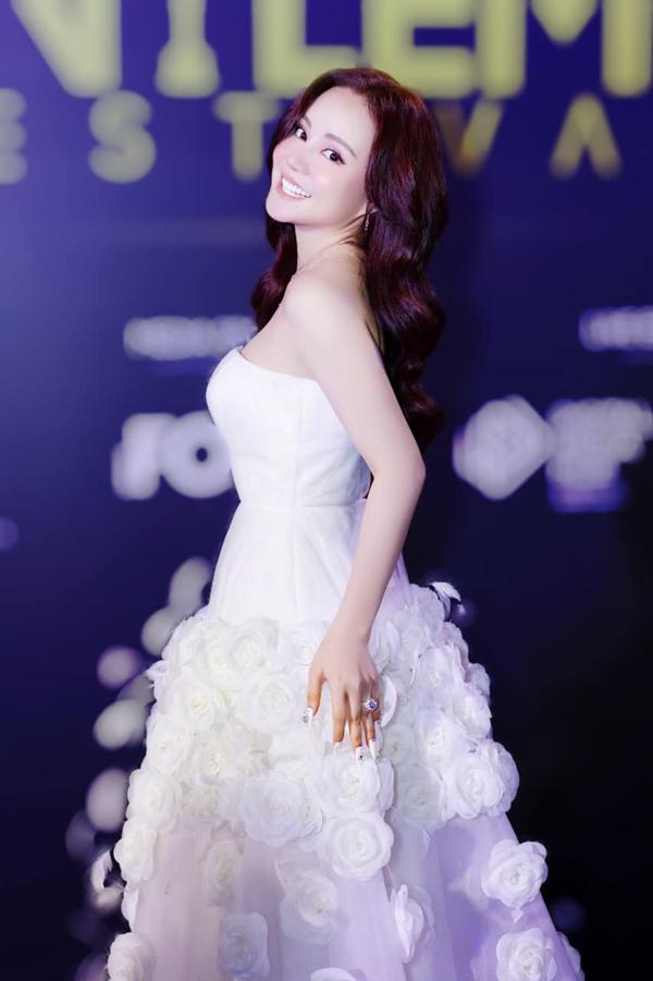 Nhan sắc Vy Oanh tại phiên tòa xét xử bà Nguyễn Phương Hằng khác xa trên Facebook ra sao?-9