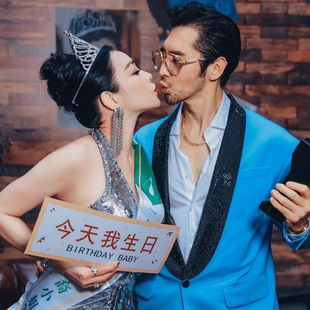 Tuổi tác chỉ là con số: Chung Lệ Đề đội vương miện, hôn chồng trẻ-1