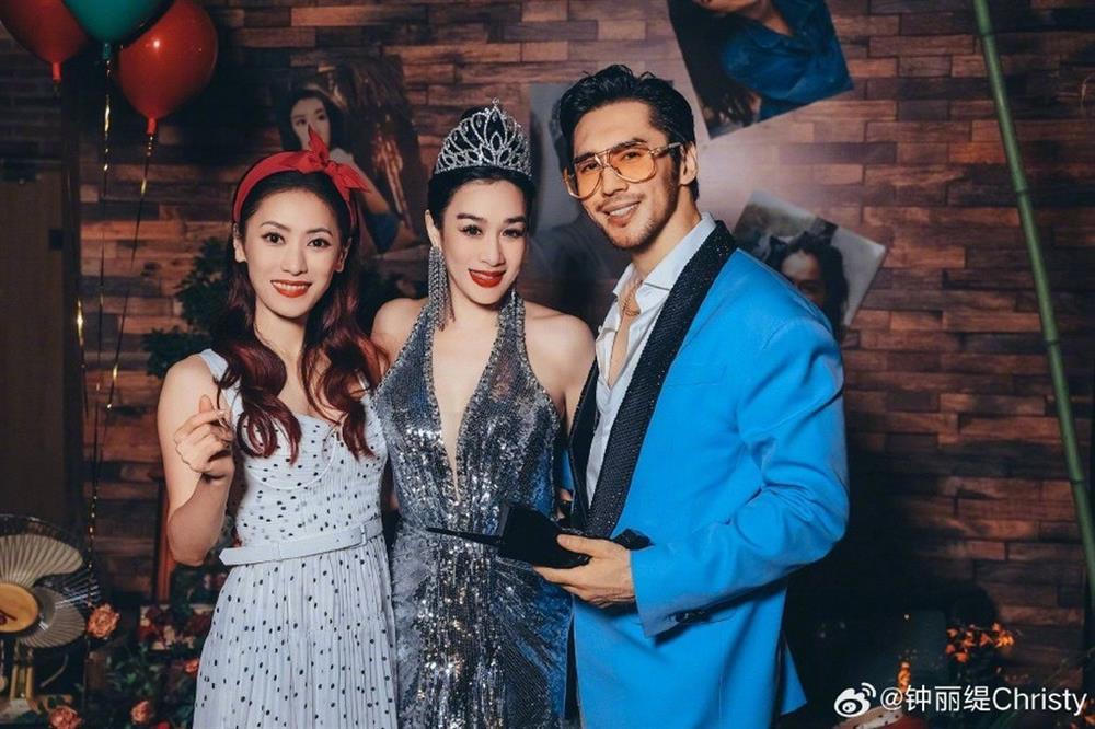 Tuổi tác chỉ là con số: Chung Lệ Đề đội vương miện, hôn chồng trẻ-2